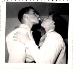 Vintage Fundfoto 50er Jahre Paar spielt küssend balancierend Partyspiel lustig flirtend - Bild 1 von 2