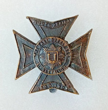 WWI 6TH BATALLION THE EAST SURREY REGIMENT BLACKENED BRASS CAP BADGE WITH SLIDER