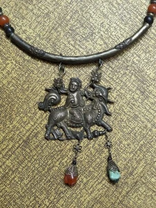 Collar y colgante dinastía Qing Xuanzang chino antiguo coral, jade, plata raro - Imagen 1 de 24