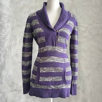 Suéter Guess a Rayas Púrpura y Gris con Detalles de Botones y Bolsillos Frontales Talla M Foto 1 de 4