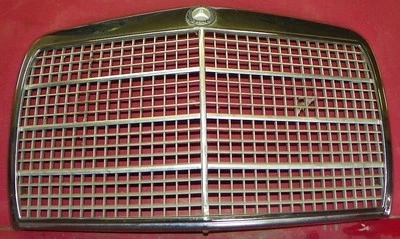 1976 MERCEDES BENZ 230 240 ОРИГИНАЛЬНЫЙ ЦЕНТРАЛЬНЫЙ ГРИЛЬ - Изображение 1 из 4