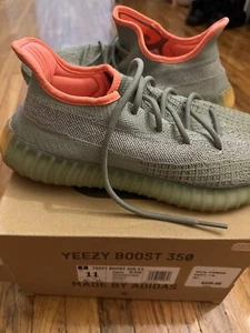 Größe 11 - Adidas Yeezy Boost 350 V2 Desert Sage in neuwertigem Zustand mit Originalkarton - Bild 1 von 6