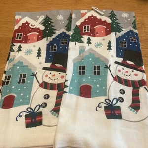 Nuovo con etichette ~Due asciugamani da cucina vacanze / Natale ~ pupazzo di neve alberi di Natale case ~ cotone 14 x 24" - Foto 1 di 7
