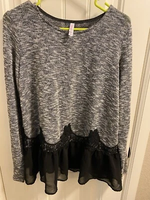 Blusa Xhilaration L suéter pulôver cinza branco preto acabamento em renda manga longa transparente - Imagem 1 de 4