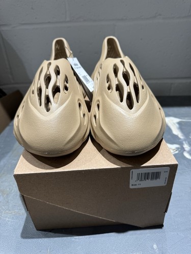 Nuove Adidas Yeezy Foam RNNR ocra UK11 US11 GW3354 100% autentiche spedizione veloce