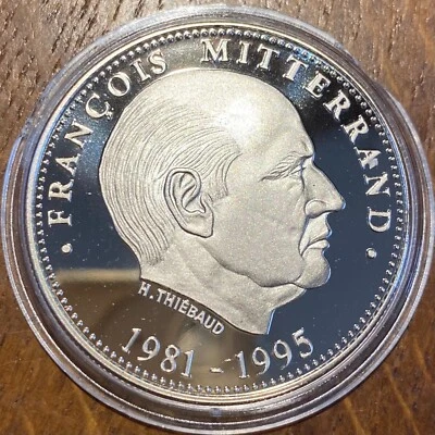 MEDAILLE PRESIDENT DE LA RÉPUBLIQUE FRANÇOIS MITTERRAND  (878) SOUS CAPSULE - Photo 1/2