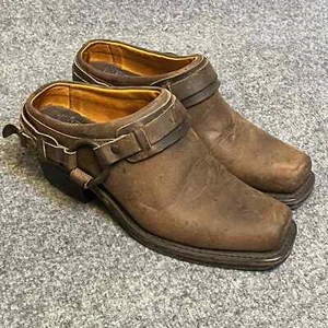 BRITTIER Leder Biker Gürtelgeschirr Slipper Maultier Stiefel quadratische Zehenpartie Cognac 8 M - Bild 1 von 8