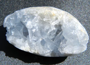 Geoda de cristal celestita huevo mineral espécimen Madagascar 135,06 gramos 2,41 pulgadas - Imagen 1 de 7
