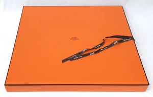 Hermès XXL Confezione Regalo Scatola Pieghevole Piatta con Allacciatura 47x47x4 cm VUOTA RARA! - Foto 1 di 2