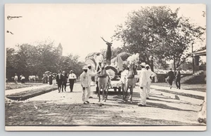 Postkarte RPPC schwarze Männer weiße Anzüge Fedora führender Elch auf von Pferden gezogenem Schwimmer BOPE - Bild 1 von 4