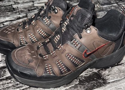 De colección Nike Air ACG Senderismo Trail Parte Superior Baja Marrón, Rojo, Botas Para Hombre Talla 9 RARAS Foto 1 de 4