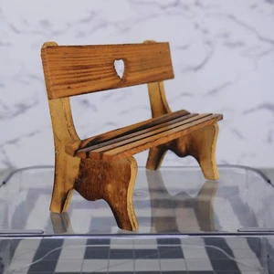 Banco de parque de madera en miniatura con recorte de corazón rústico decorativo casa de muñecas/feria - Imagen 1 de 11