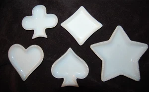 Antikes 5er Set frühe Milchglas Tabletts - Stern, Verein, Diamant, Spaten, Herz - Bild 1 von 3