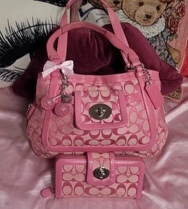 COACH Y2K 08' PINK CRICKET FRONT TURNLOCK SHOULDER BAG WITH MATCHING WALLET - Picture 1 of 24