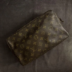 Louis Vuitton Toiletry Pouch 28 Monogram with Zipper Tear but Usable - Picture 1 of 12