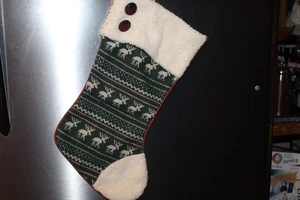 GRÜN MIT WEISSEN RENTIEREN AUF DEM MATERIAL WEIHNACHTEN STOCKING ROT KARIERTE KNÖPFE! - Bild 1 von 6