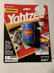 De colección 2000 Nuevo en Paquete Yahtzee Juego de Dados Llavero Mini Taza Juego de Viaje por Diversión Básica - Imagen 1 de 2