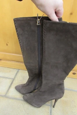 Botas de gamuza tostadas Elie Tahari Foto 1 de 4