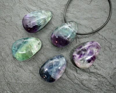 REGENBOGEN FLUORIT  Edelsteinanhänger Trommelstein-gebohrt-natur + Baumwollband - Bild 1 von 2