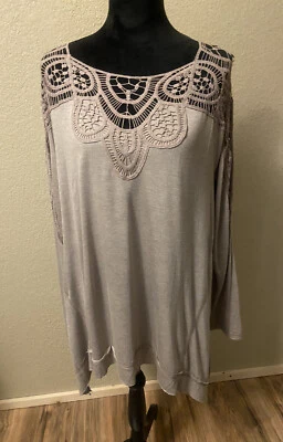 Camisa grande nova com etiquetas Kori America top fina leve bainha irregular acento de crochê - Imagem 1 de 4