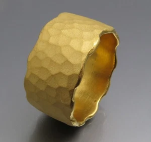 DISEÑO NEUMÁTICO - ANILLO MARTILLADO - HECHO A MANO - ÚNICO DE ORFEBRERÍA PROPIA - Imagen 1 de 7