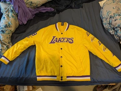 NBA Los Angeles Lakers Chaqueta Vasity Amarilla Satén Hombre Talla XL Foto 1 de 4