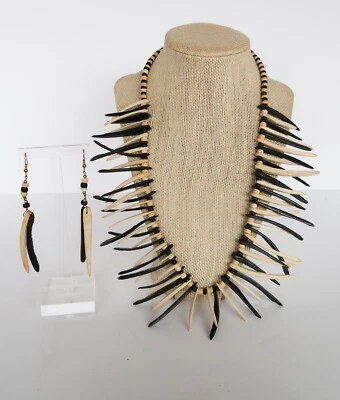 Juego de collar y pendientes vintage de dos tonos de madera clara y oscura con cuello puntiagudo Foto 1 de 4