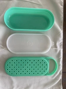 Tupperware 3 Piece Set 1375-6 -7 small green oval container with lid, Grater. - Bild 1 von 3