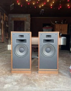 Klipsch Forte I Speaker Pair with Factory Risers & Grilles - Picture 1 of 19