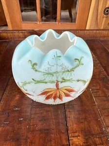 Antica ciotola rosa in vetro ombreggiato bianco blu con motivo floreale smaltato - Foto 1 di 10