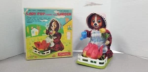 De colección 1950 Cragstan Dama Cachorro Cuidando Su Jardín Batería Operativa con Caja Estante 5 - Imagen 1 de 6