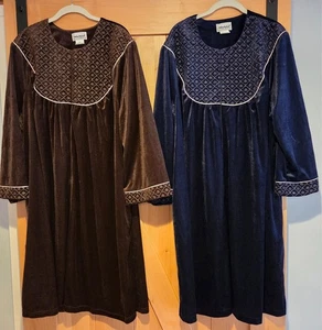 Neu! 2 Stück Anthony Richards Gr. 3X Samt Hausmantel Morgenmantel bestickt 1/2 Reißverschluss - Bild 1 von 12