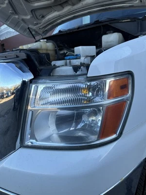 Conjunto de faros izquierdos usados se adapta a: Nissan Nv 2500 2012 grado A izquierdo Foto 1 de 4