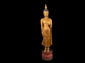 Eine lebensgroße, vergoldete Holzfigur eines Buddha, Thailand, im Sukhothai-Stil - Bild 1 von 8