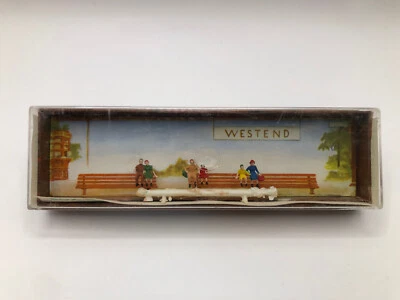 Merten 867 | Reisende - sitzend | Zubehör | Spur N | 1:160 | Figuren | Bahnhof - Bild 1 von 2