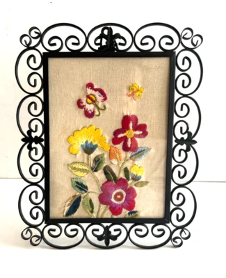 De colección Enmarcado Arte Crewel Marco de Metal Ornamentado Ramo Floral Núcleo de Casa Victoriano Foto 1 de 4