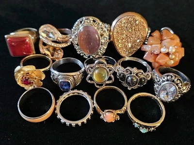 ANILLO DE DISFRAZ VINTAGE ENORME LOTE 1 Anillo Clase Avon Piedra Firmado ¡Bonito! 16 piezas Foto 1 de 4
