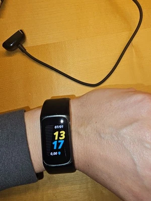 Fitbit Charge 5 Aktivitätstracker - Schwarz/Edelstahl Graphit - Bild 1 von 2