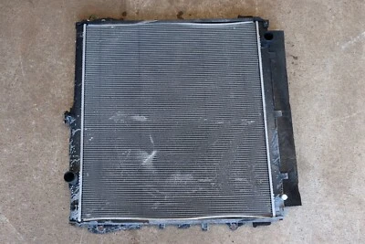 Toyota Tundra 2014-2021 5,7 L motor refrigeración radiador OEM Foto 1 de 4