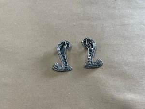 Ford Mustang SVT 2003-2004 Cobra Snake LH RH par emblemas de guardabarros - OEM - Imagen 1 de 9