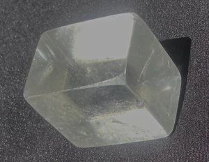 SPAR CALCIT KLEIN POLIERT KLAR OPTISCH BRECHEND TRAPEZ KRISTALL 34 GRAMM - Bild 1 von 7