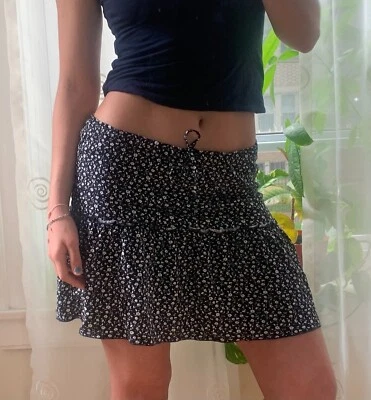 Brandy Melville Kenzo юбка черный Ditsy цветочный S/M регулируемый богемное ярусный оборки - Изображение 1 из 4