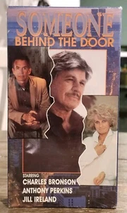 SOMEONE BEHIND THE DOOR (VHS) Charles Bronson Anthony Perkins Jill Ireland NEW - Imagen 1 de 3