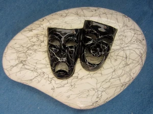 MCM MARCIA OF CALIFORNIA TRAGEDIA COMMEDIA SPAGHETTI STRINGA CERAMICA PIATTO COPERTO - Foto 1 di 10