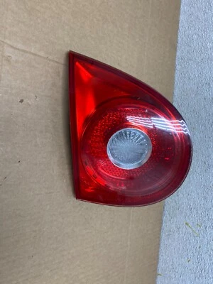 Luz trasera lateral izquierda para conductor Volkswagen Golf 2006-2009 tapa interior maletero O6679 DW Foto 1 de 4