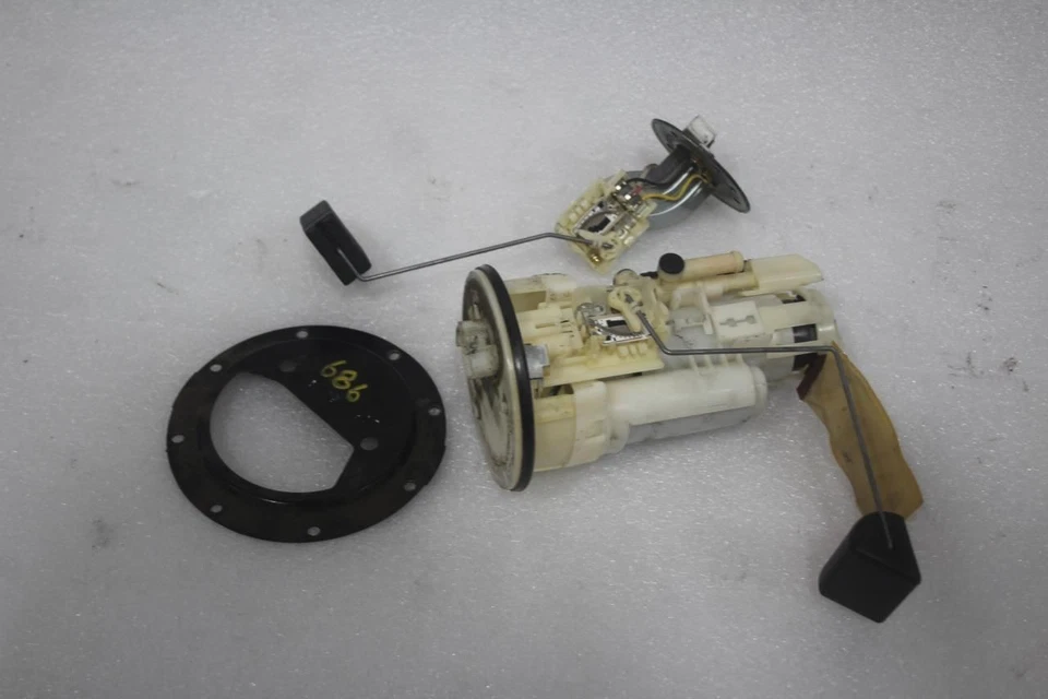 2001 LEXUS LS430 FUEL PUMP AND SENDING UNIT 77020-50010 - Image 1 of 4