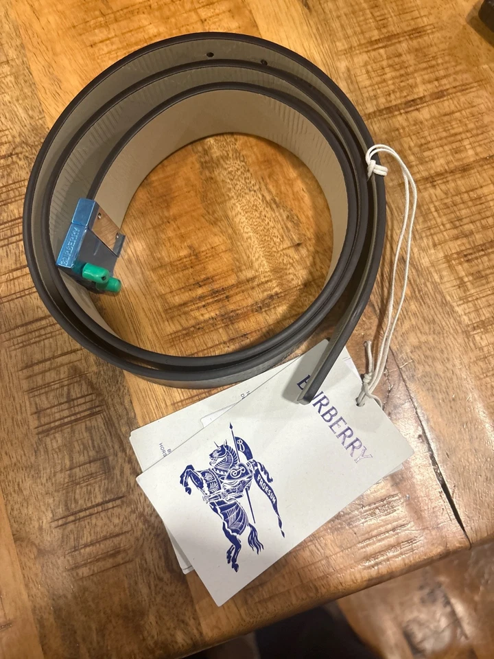 Cinturón de cuero reversible Burberry "Cut RV" negro/cazador EE. UU. 38 IT 95 Foto 1 de 1