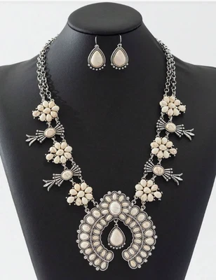 JUEGO DE JOYAS - 3 piezas Pendientes Collar Estilo Flor de Calabaza Occidental Blanco sobre Plata Foto 1 de 4
