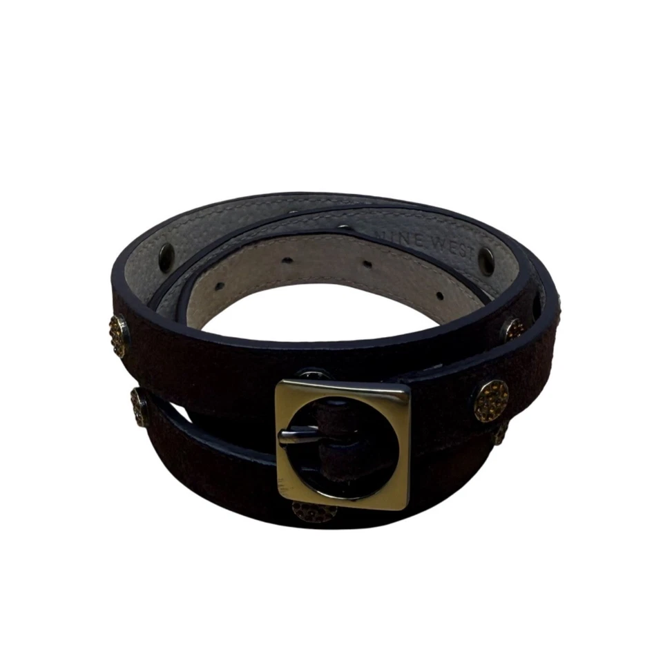 Cinturón de gamuza marrón ajustable Nine West para mujer con detalles de tachuelas doradas Foto 1 de 4