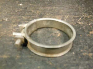 1982 KAWASAKI KDX80 KDX 80 CARBURETOR MANIFOLD CLIP - Bild 1 von 3